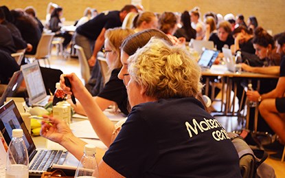 Matematikcenters frivillige hjælper ved eksamenscafeen 2018